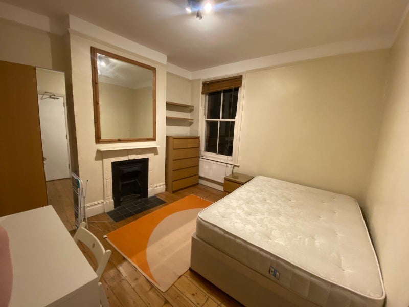 Room Dunraven Road in Greater London