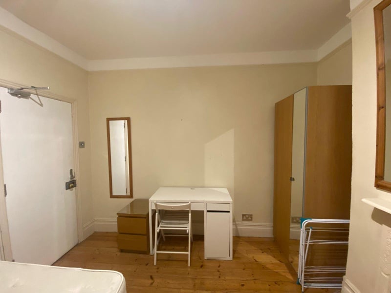 Room Dunraven Road in Greater London