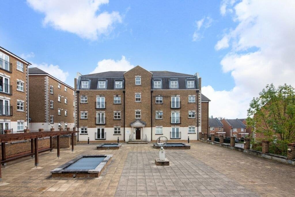 Flat Bell Street in Greater London