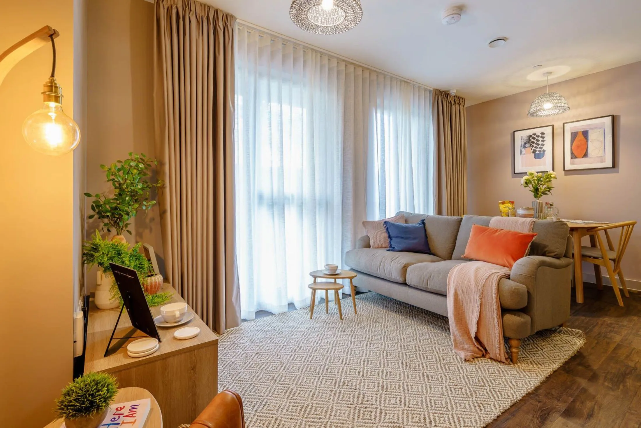 Flat Hudson Walk in Greater London