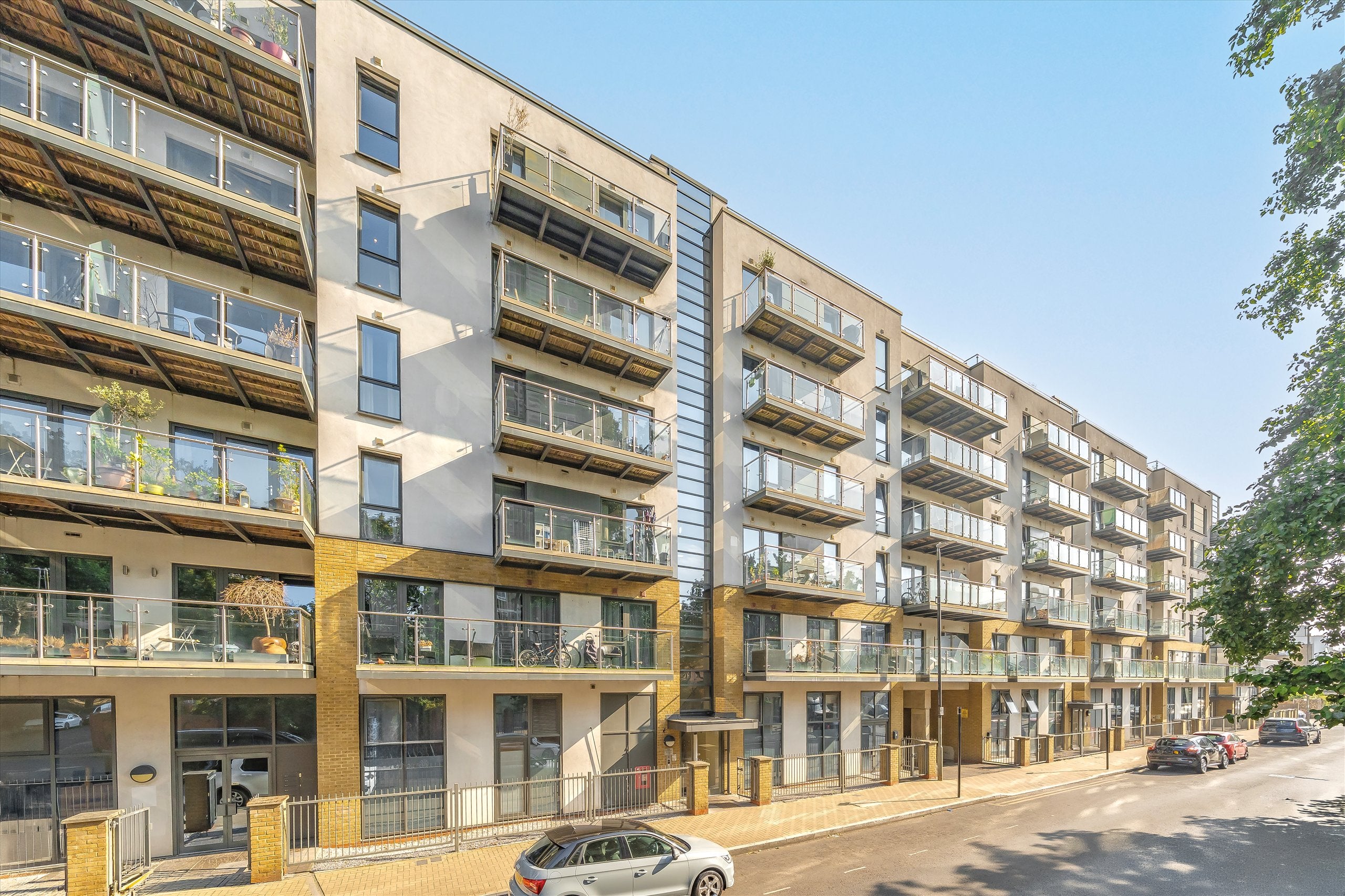 Flat Gwynne Road in Greater London
