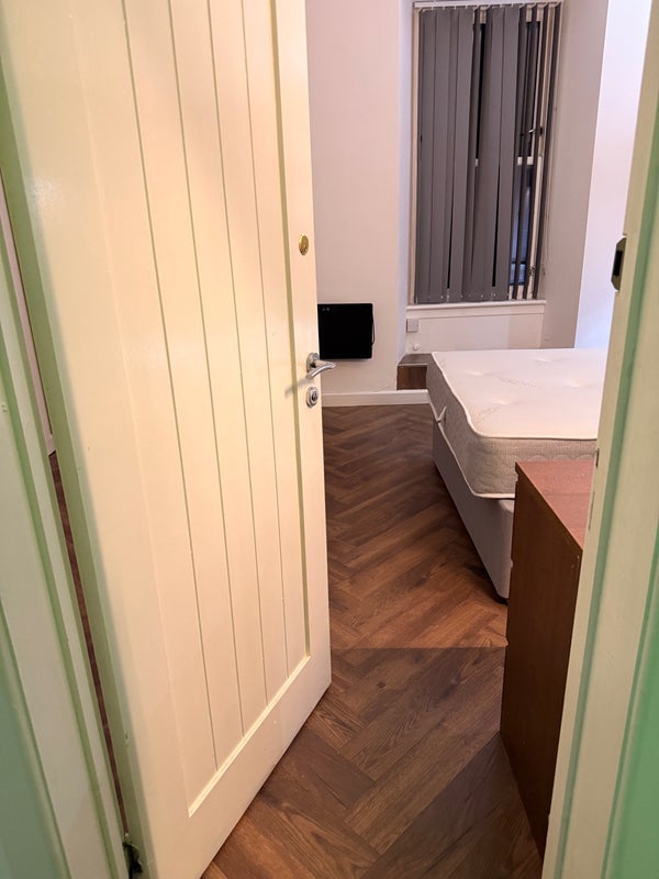 Room Dixon Avenue in Glasgow