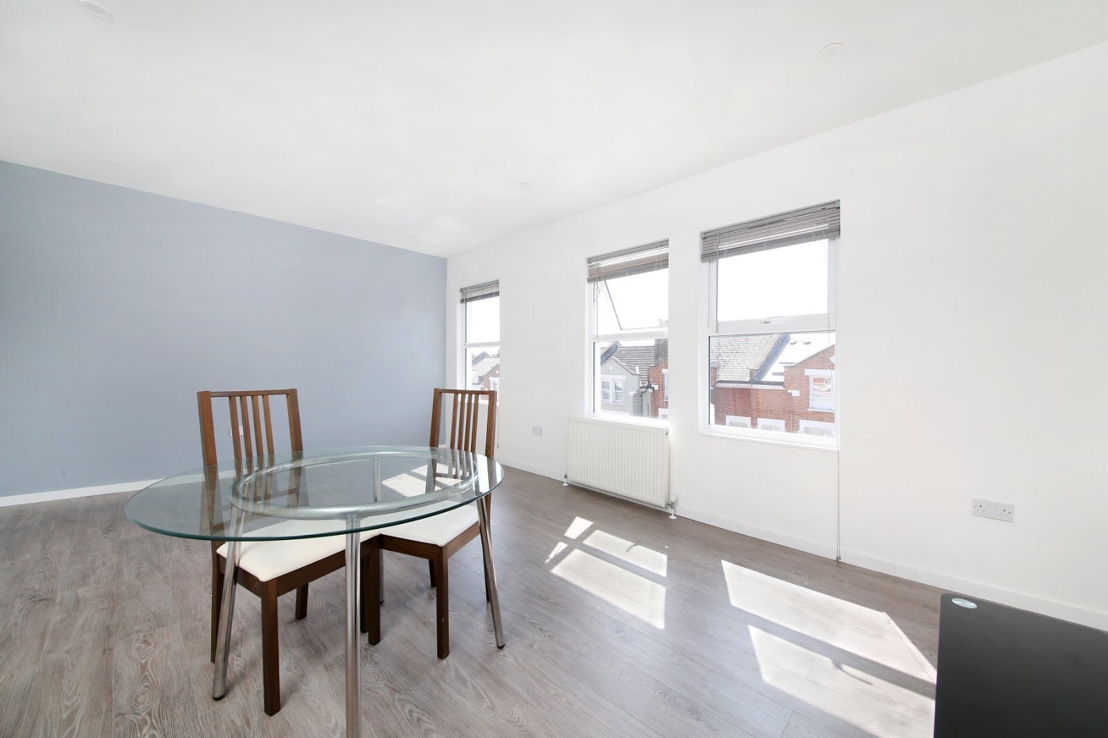 Flat Comyn Road in Greater London