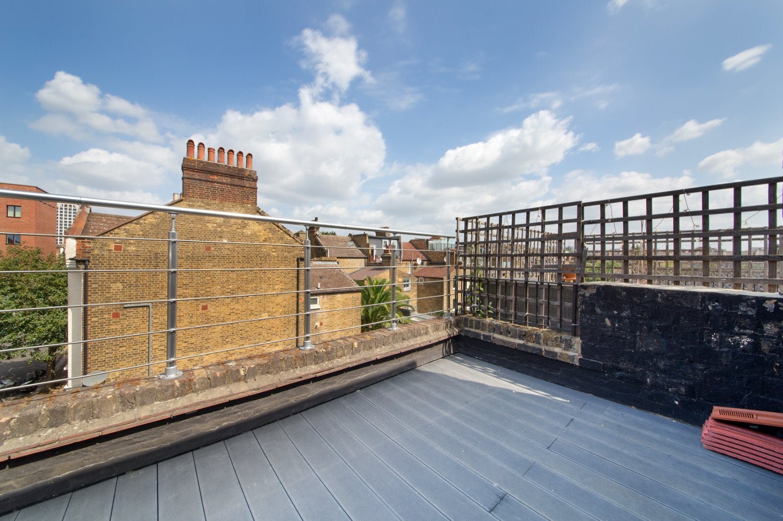 Flat Comyn Road in Greater London
