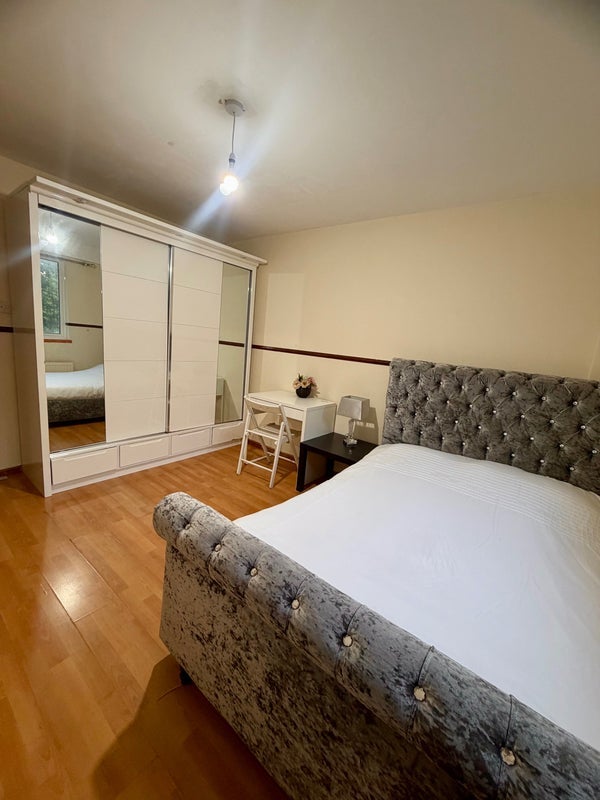 Room Lindley Street in Greater London
