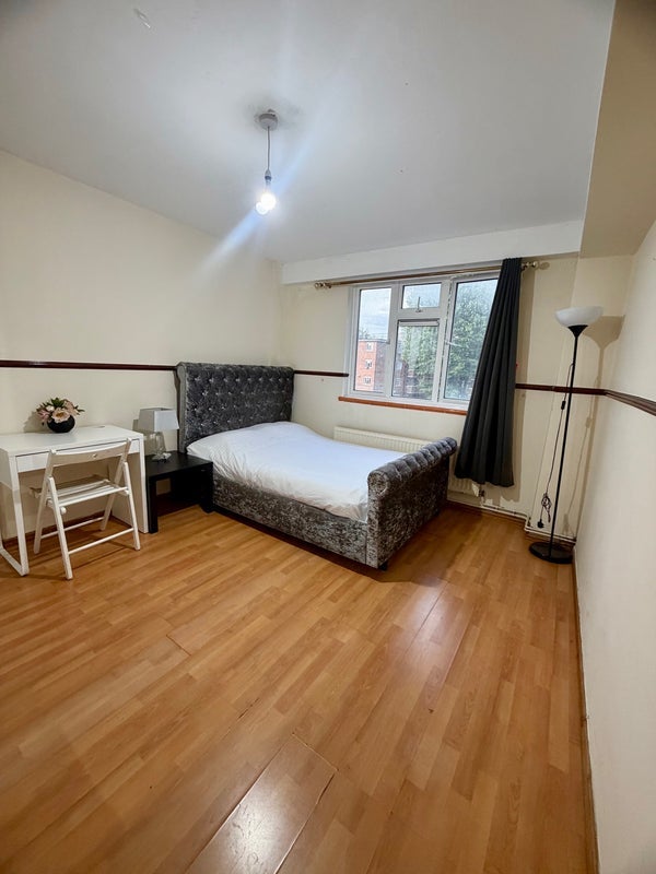 Room Lindley Street in Greater London