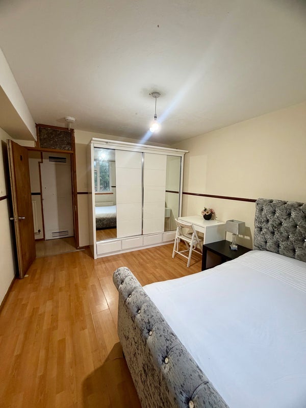 Room Lindley Street in Greater London