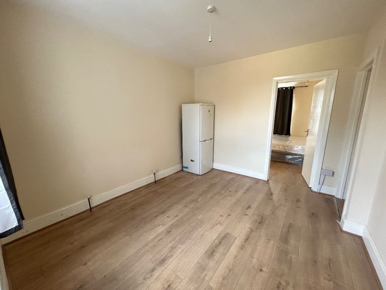 Flat Hartham Road in Greater London
