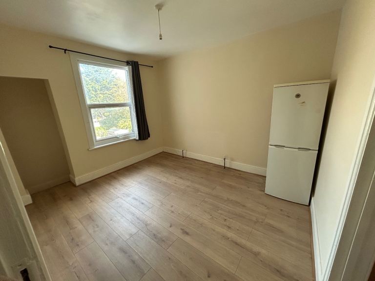 Flat Hartham Road in Greater London