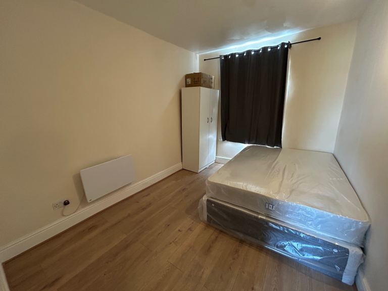 Flat Hartham Road in Greater London