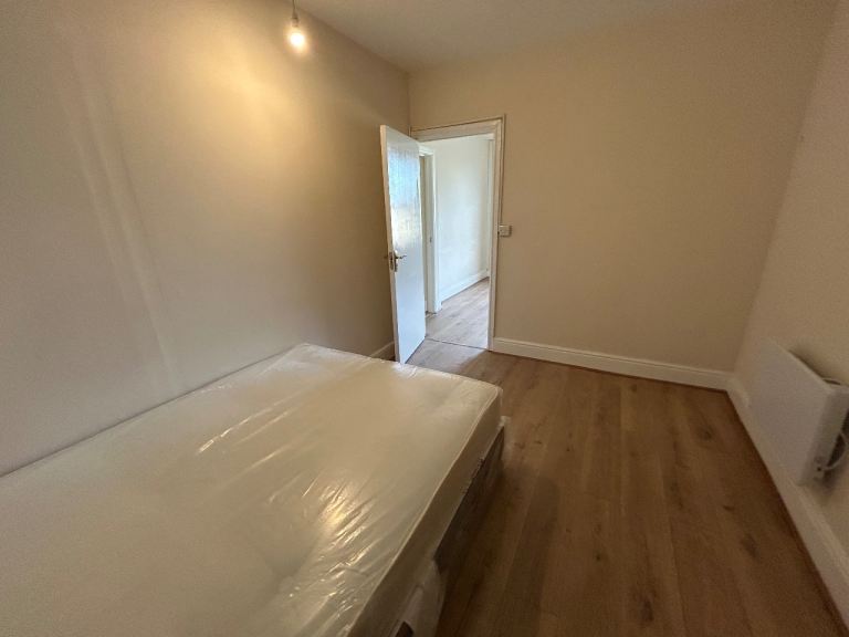 Flat Hartham Road in Greater London