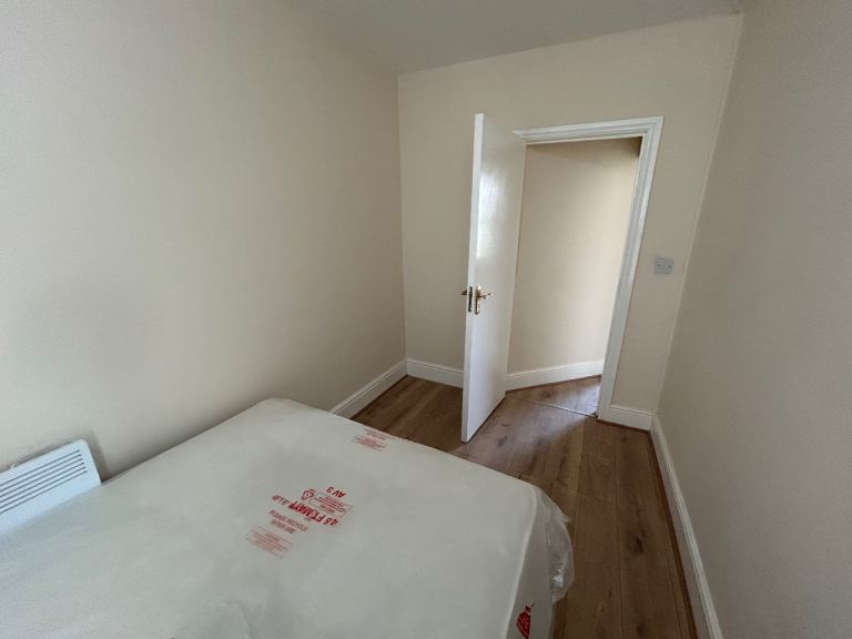 Flat Hartham Road in Greater London