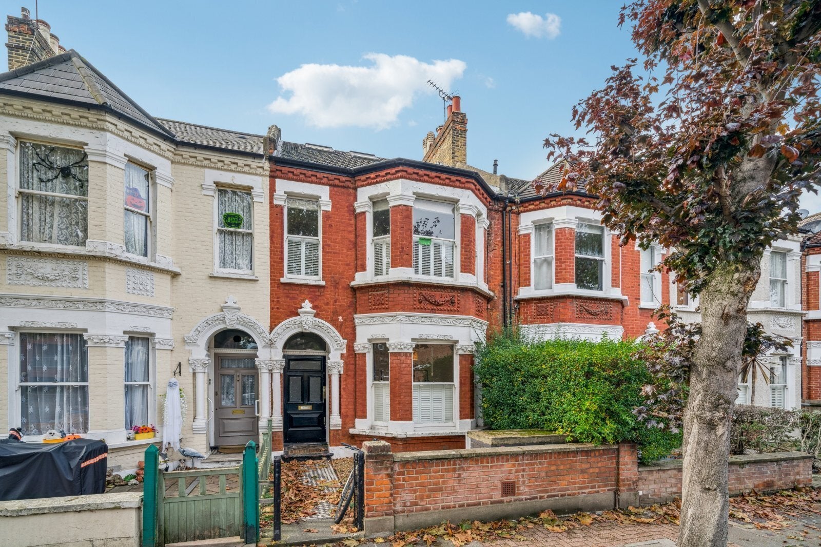 Flat Dault Road in Greater London