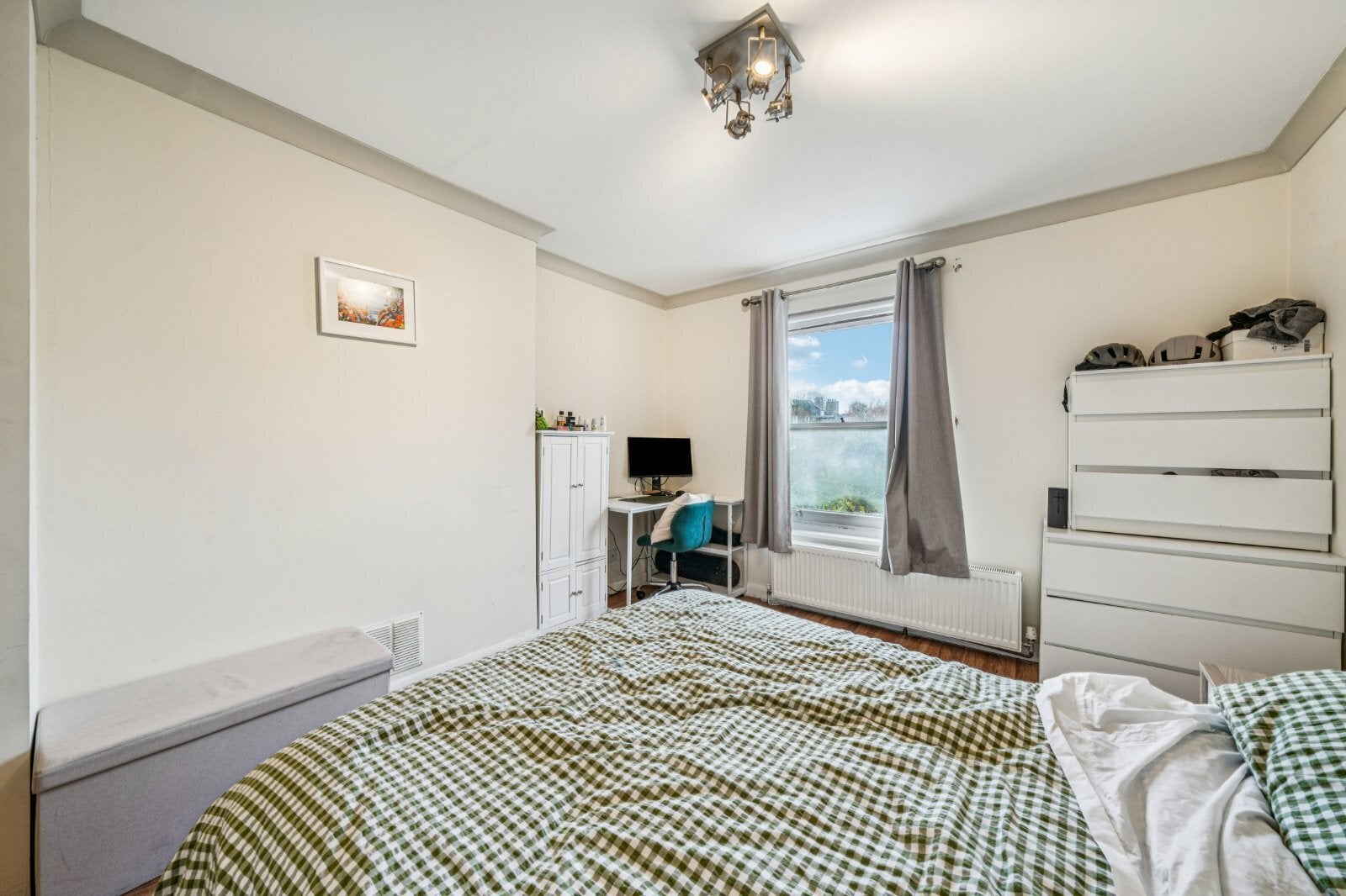 Flat Dault Road in Greater London