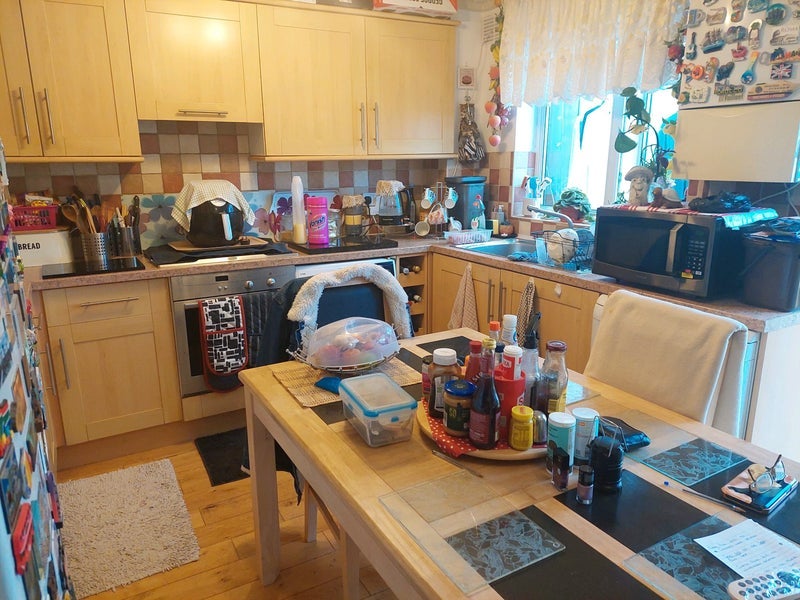 Room Varley Way in Greater London