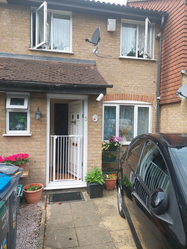 Room Varley Way in Greater London