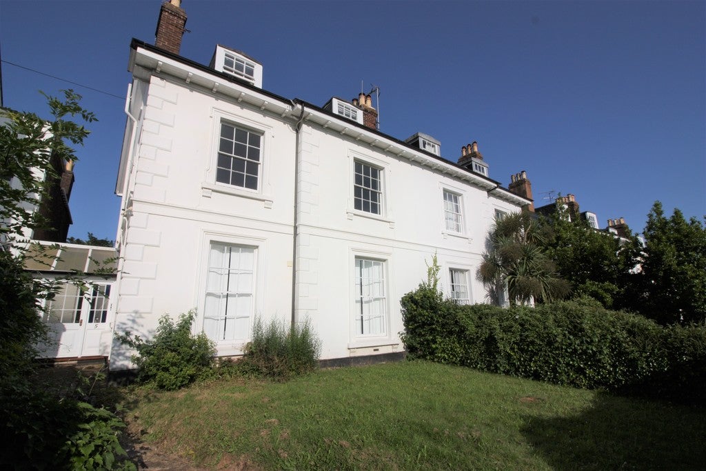 Flat Woodbine Terrace in Exeter
