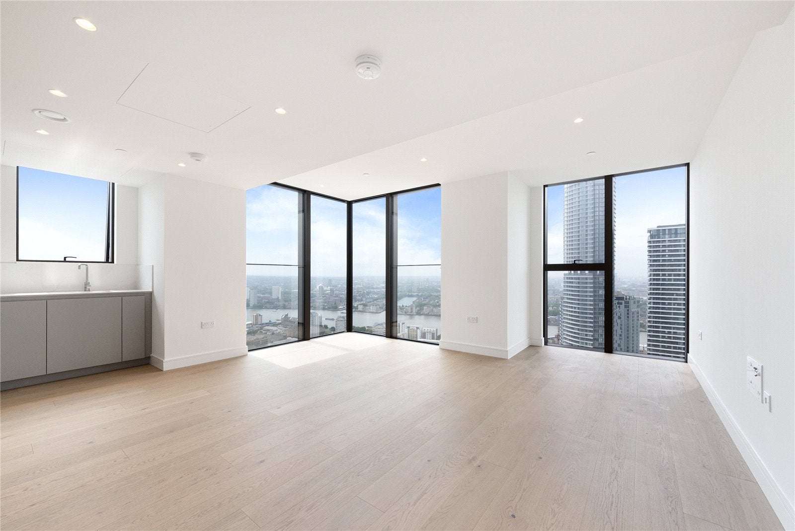 Flat South Quay Square in Greater London