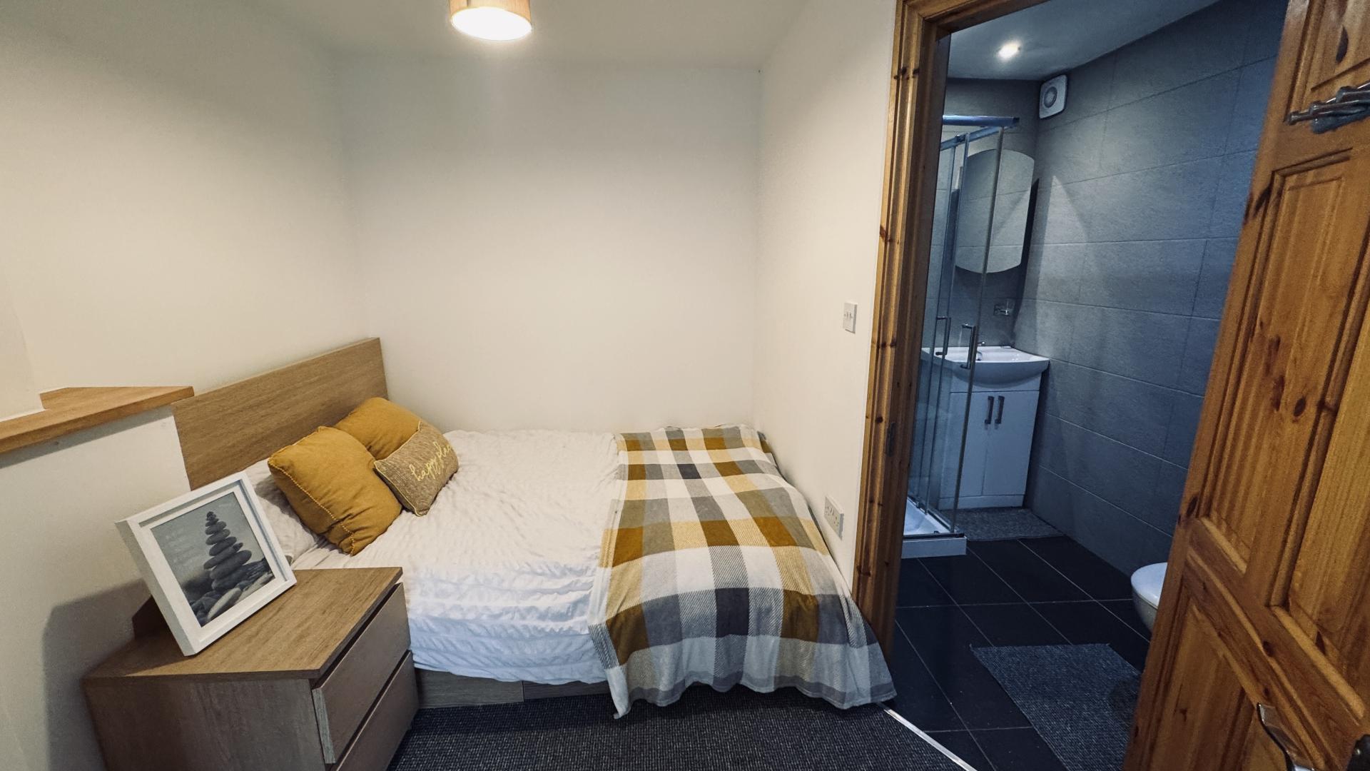 Flat Cheyney Road in Chester
