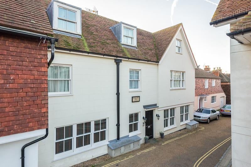 Flat Adelaide Place in Canterbury