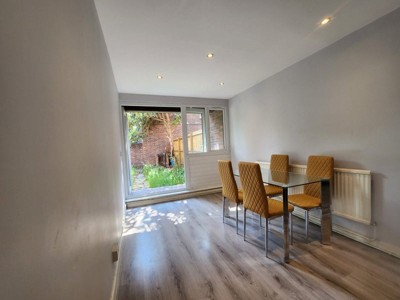 House Wesley Close in Greater London