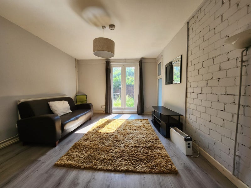 House Wesley Close in Greater London