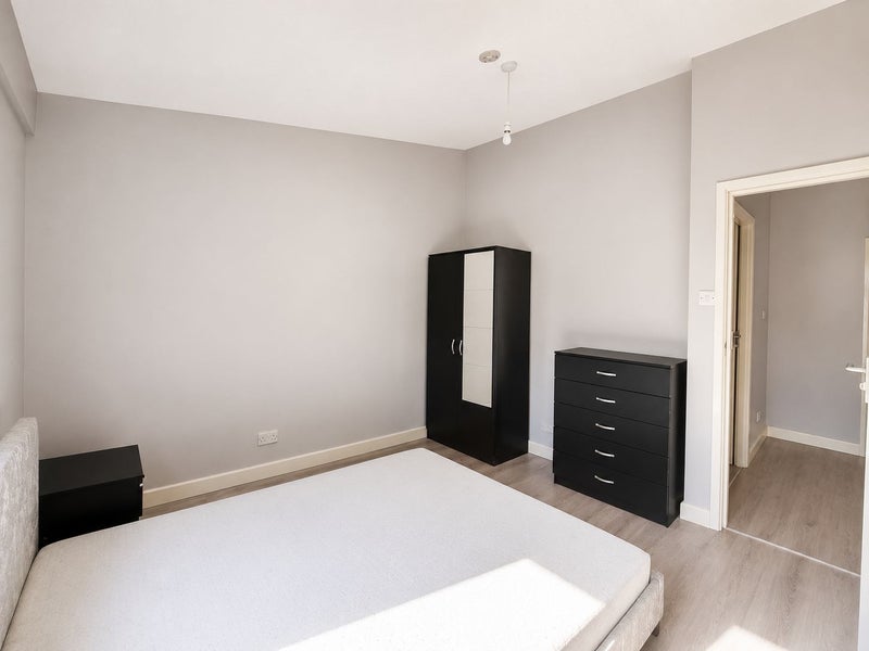 House Wesley Close in Greater London