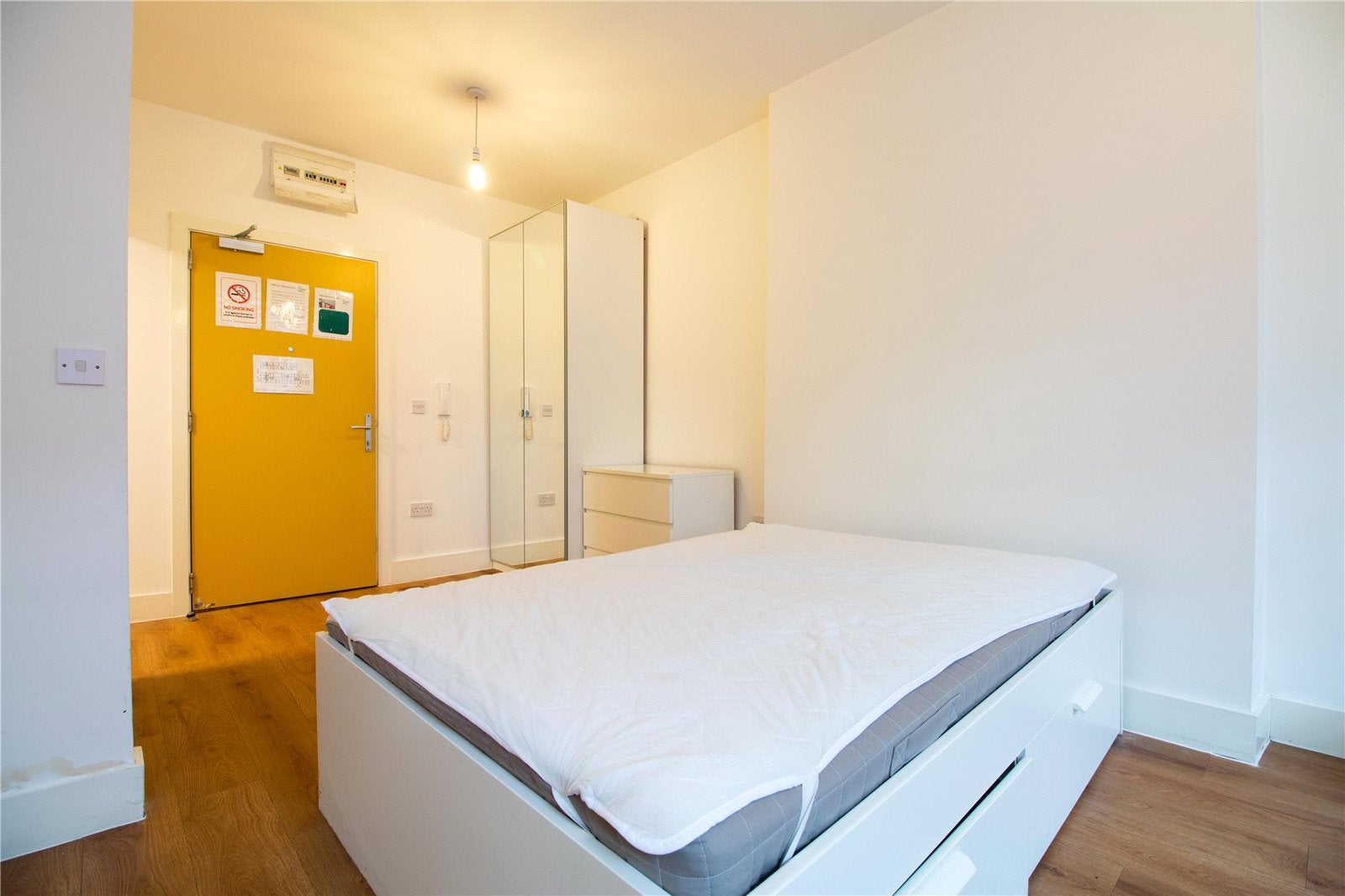 Flat Bexley Square in Salford