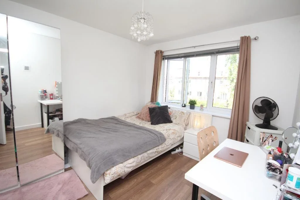 Flat Georges Road in Greater London