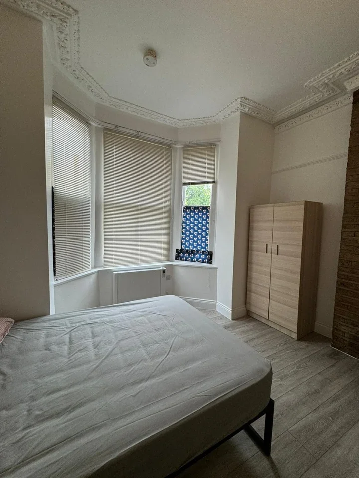 Flat Mazenod Avenue in Greater London