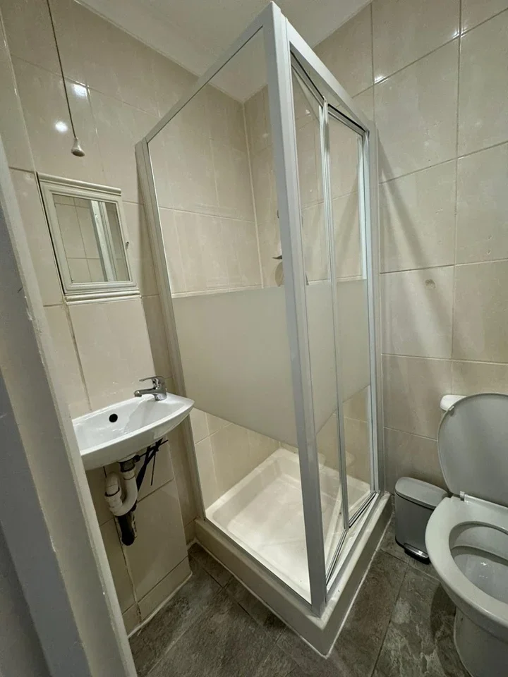 Flat Mazenod Avenue in Greater London