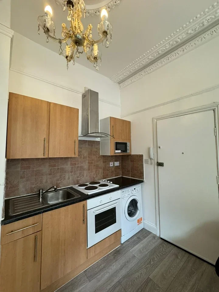 Flat Mazenod Avenue in Greater London