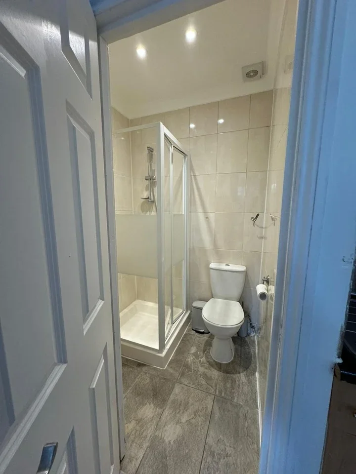 Flat Mazenod Avenue in Greater London