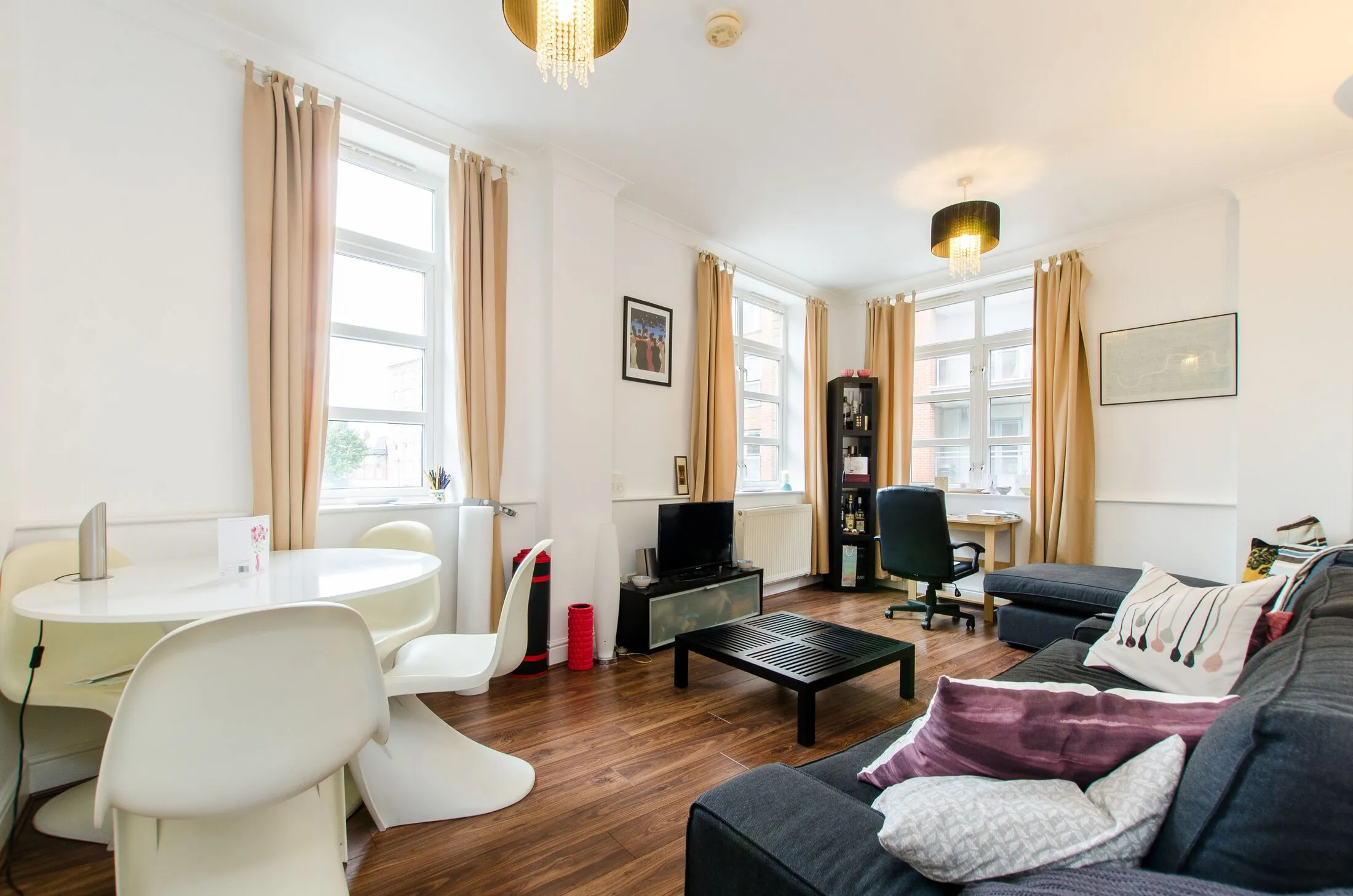 Flat Mulberry Street in Greater London