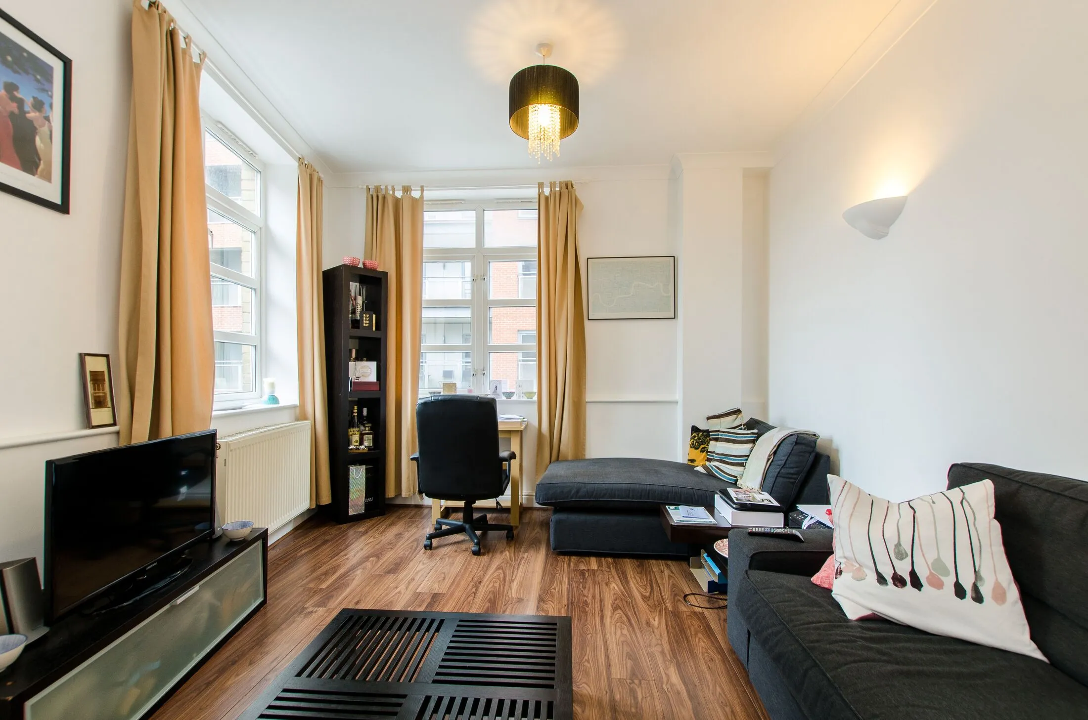 Flat Mulberry Street in Greater London