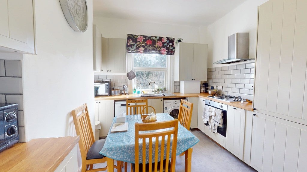 Flat Beatrice Avenue in Greater London