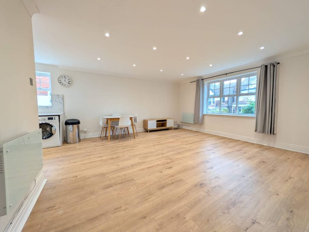 Flat Highwood Avenue in Greater London