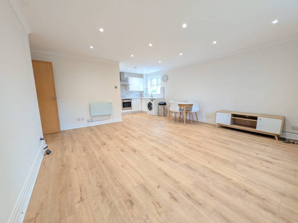 Flat Highwood Avenue in Greater London