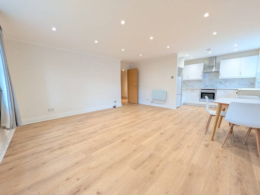 Flat Highwood Avenue in Greater London