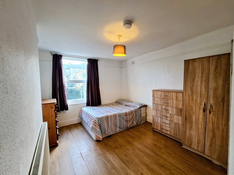 Room Effingham Road in Greater London