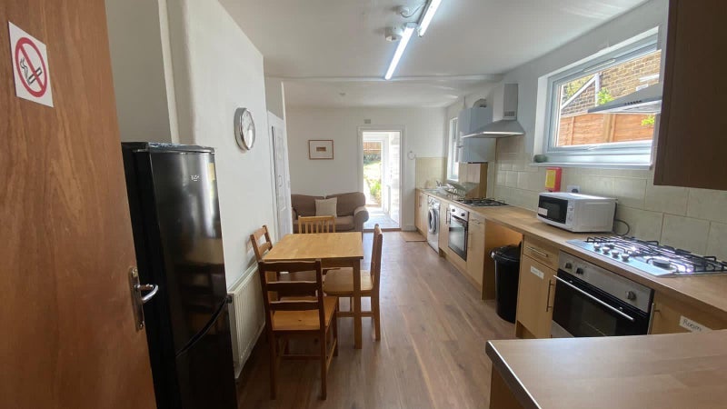 Room Effingham Road in Greater London