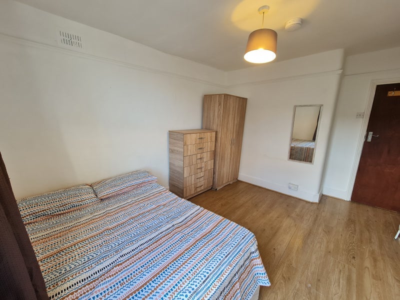 Room Effingham Road in Greater London