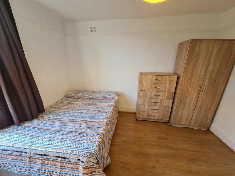 Room Effingham Road in Greater London