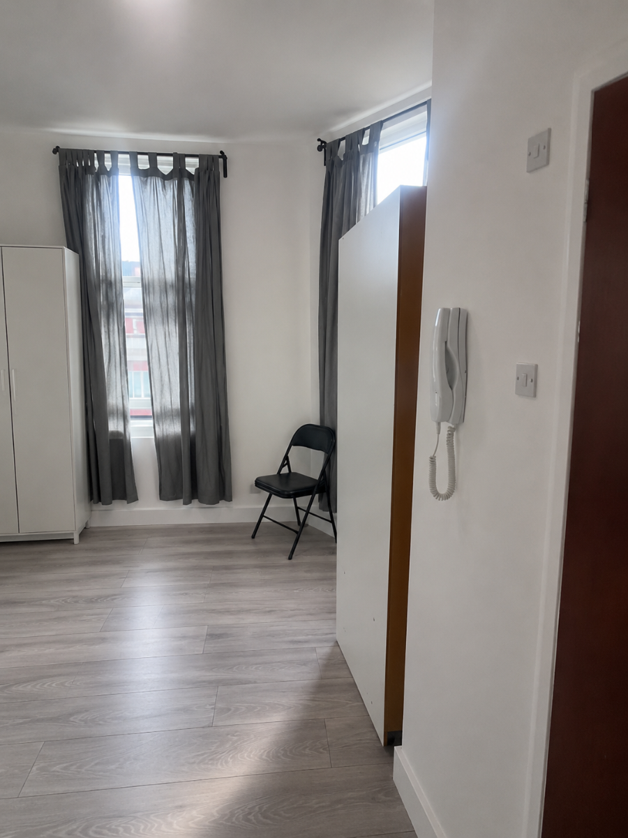 Room Kilburn High Road in Greater London