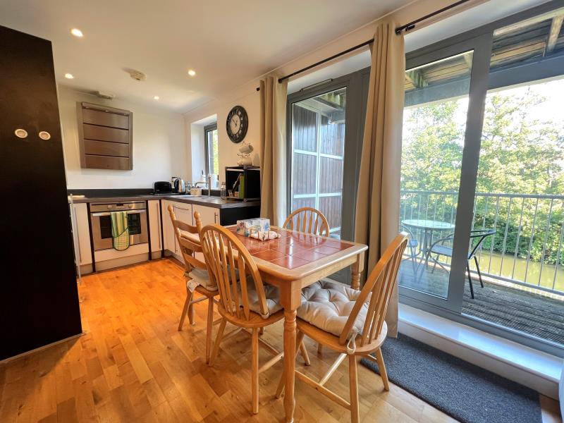 Flat Walnut Tree Close in Guildford