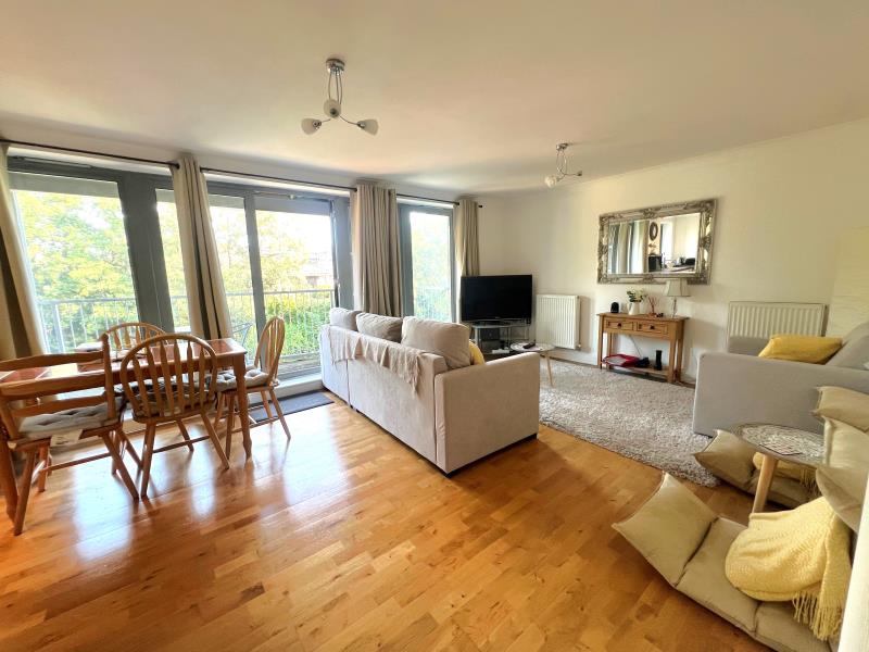 Flat Walnut Tree Close in Guildford