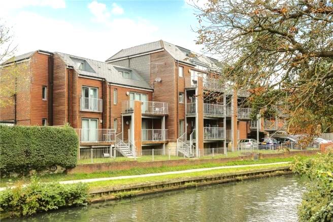 Flat Walnut Tree Close in Guildford