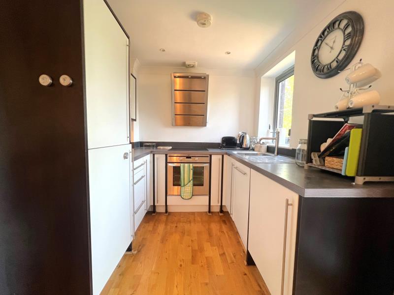 Flat Walnut Tree Close in Guildford