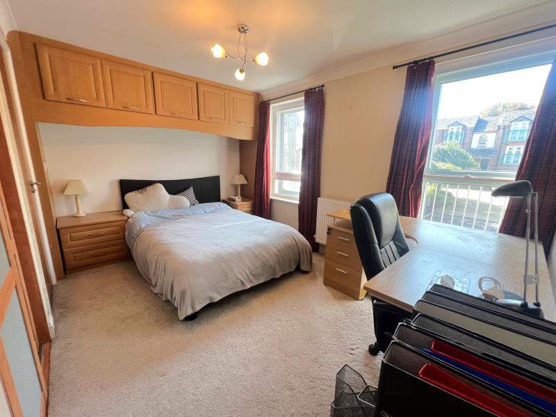 Flat Walnut Tree Close in Guildford