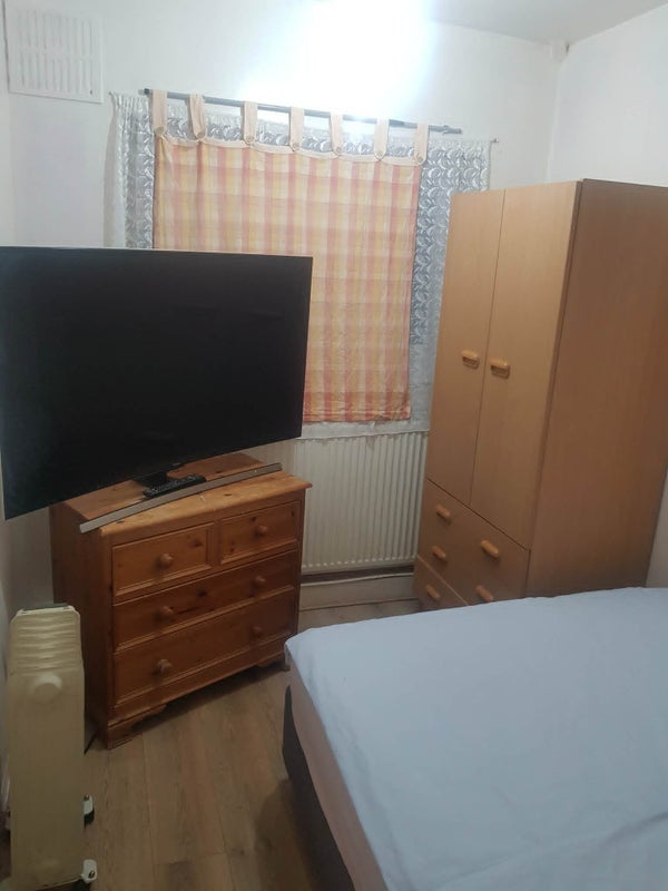Room Gregory Crescent in Greater London